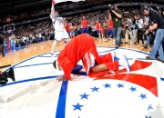 开云官网-运动员在球场上全情投入，求胜欲望强烈