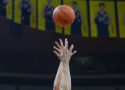 开云体育在线-球队在比赛中面临困境，最终逆袭取得胜利