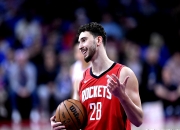 开云体育平台APP-火箭主场击败76人，西部半决赛大比分领先