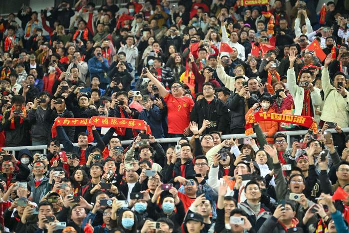 比赛现场球迷热情高涨,呐喊声不断 比赛现场球迷热情高涨,呐喊声不断