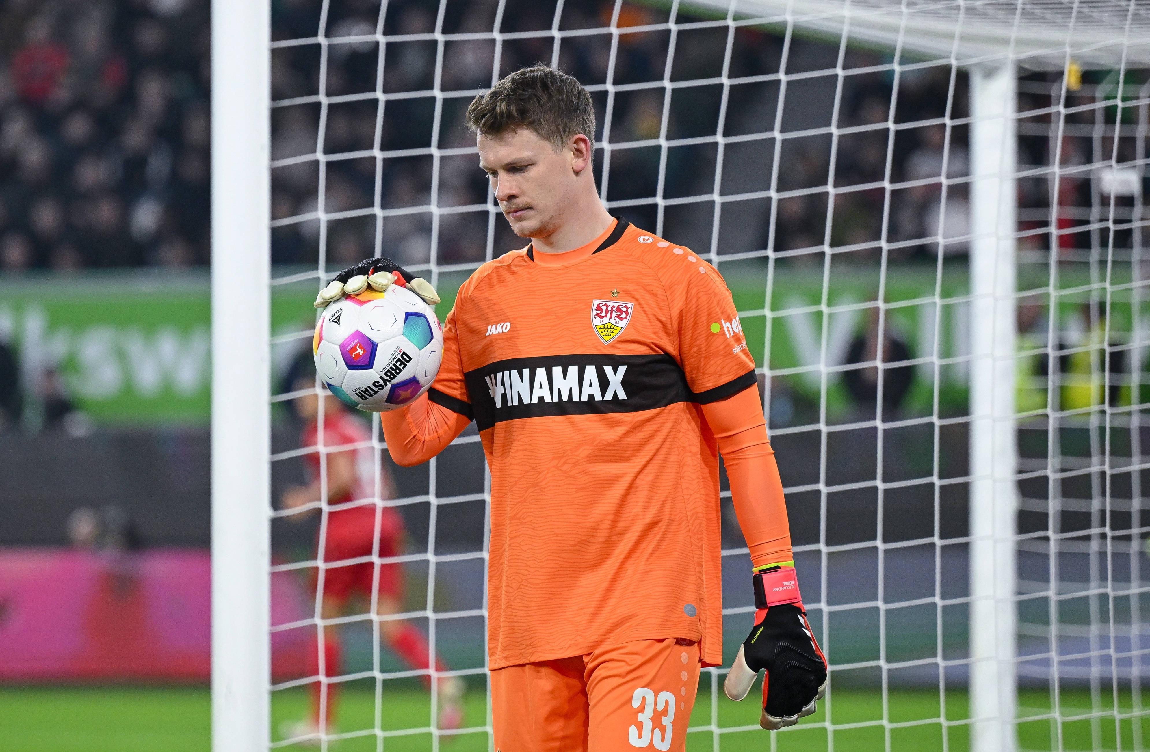 赛场上球员表现出色，展现才华和团队配合