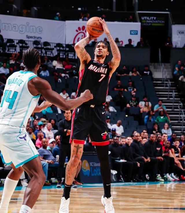 猛龙险胜热火,洛瑞制胜三分球让对手望尘莫及 猛龙险胜热火,洛瑞制胜三分球让对手望尘莫及