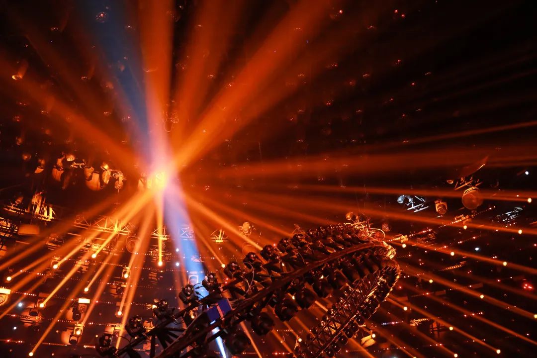 高能对抗中球场上强劲风暴蓄势待发的简单介绍 高能对抗中球场上强劲风暴蓄势待发的简单介绍