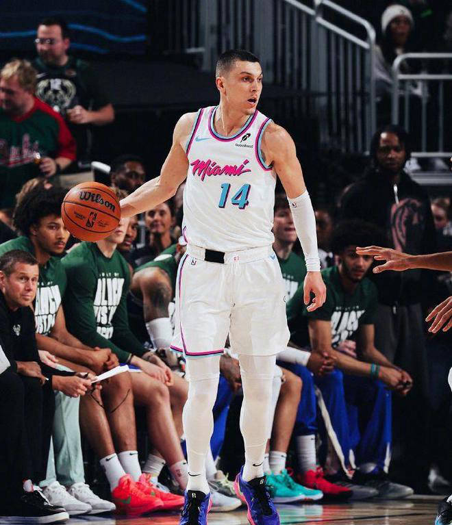 雄鹿队新援发威,帮助球队取得连胜 雄鹿队新援发威,帮助球队取得连胜