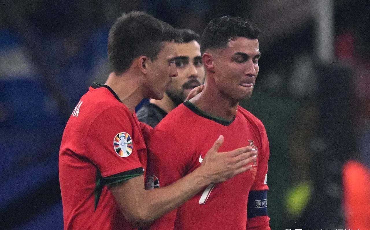 关于葡萄牙后卫因红牌被罚下,乌克兰队守住胜局,惊险一幕让人意想不到的信息 关于葡萄牙后卫因红牌被罚下,乌克兰队守住胜局,惊险一幕让人意想不到的信息