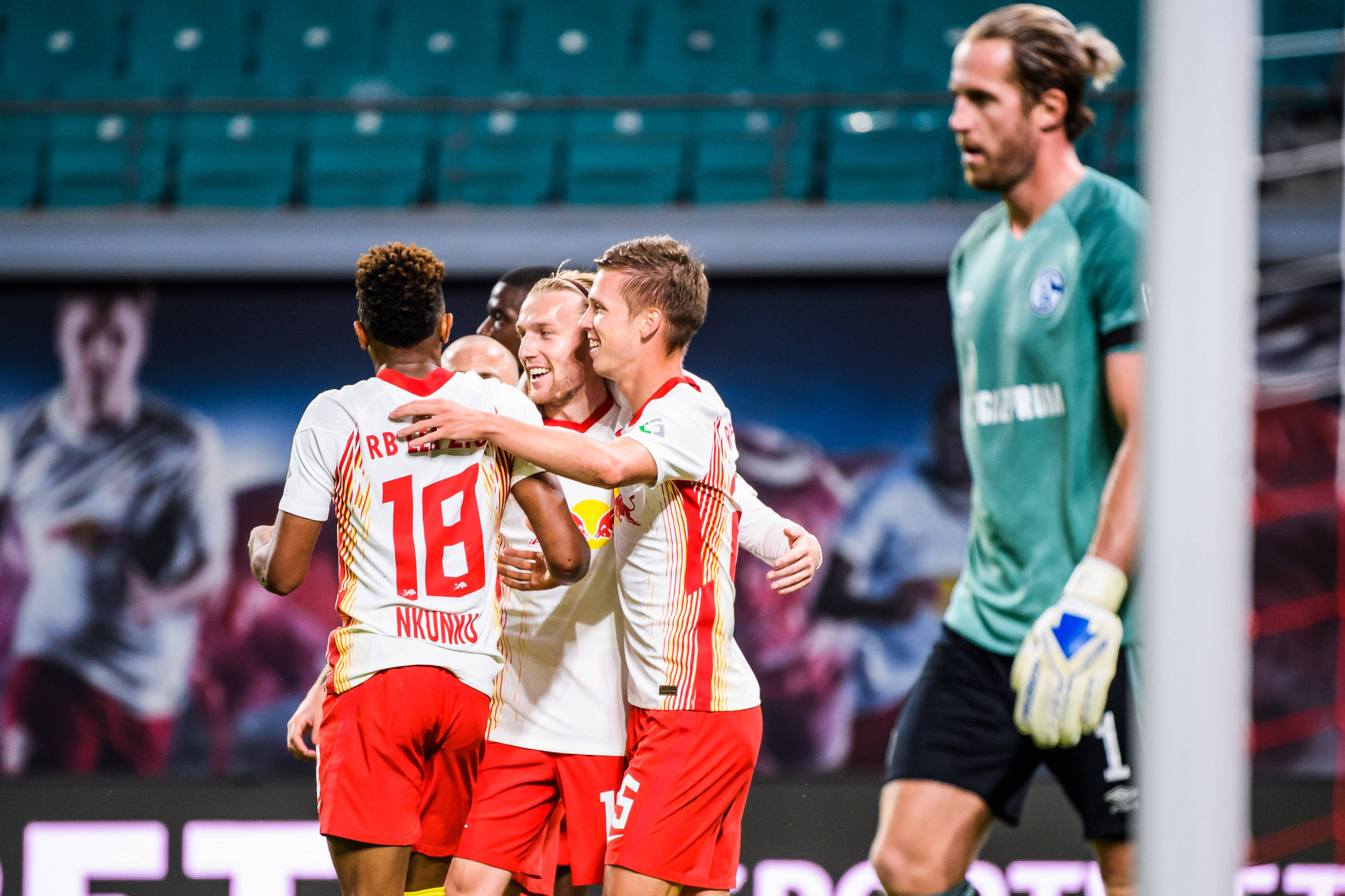 沙尔克不敌法兰克福,糟糕战绩持续 沙尔克不敌法兰克福,糟糕战绩持续