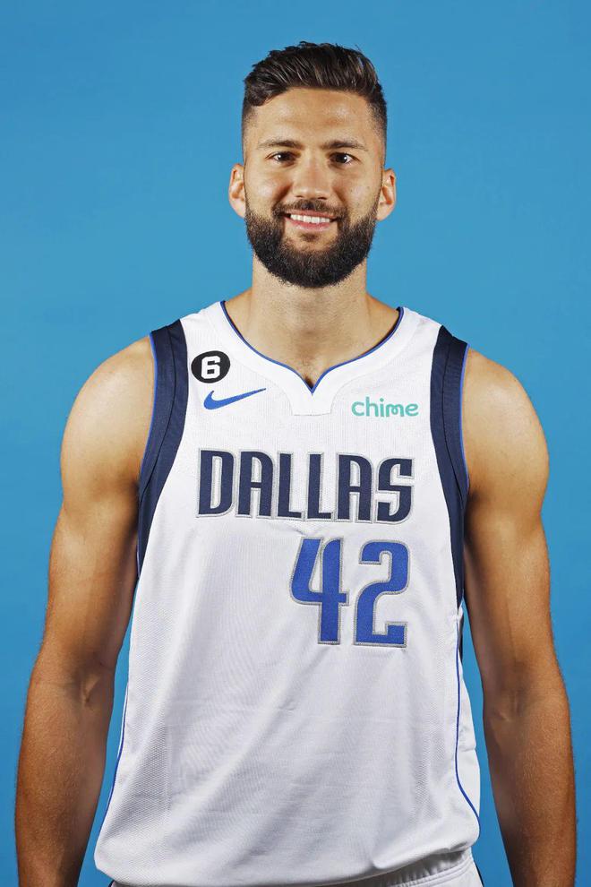 关于小牛年轻后卫有进步，展现出潜力赢得认可的信息