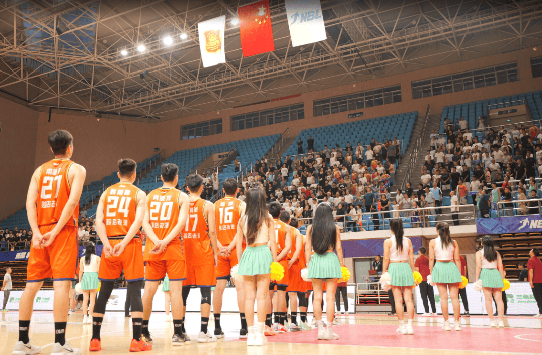 球迷热情加油,球队全力以赴备战 球迷热情加油,球队全力以赴备战