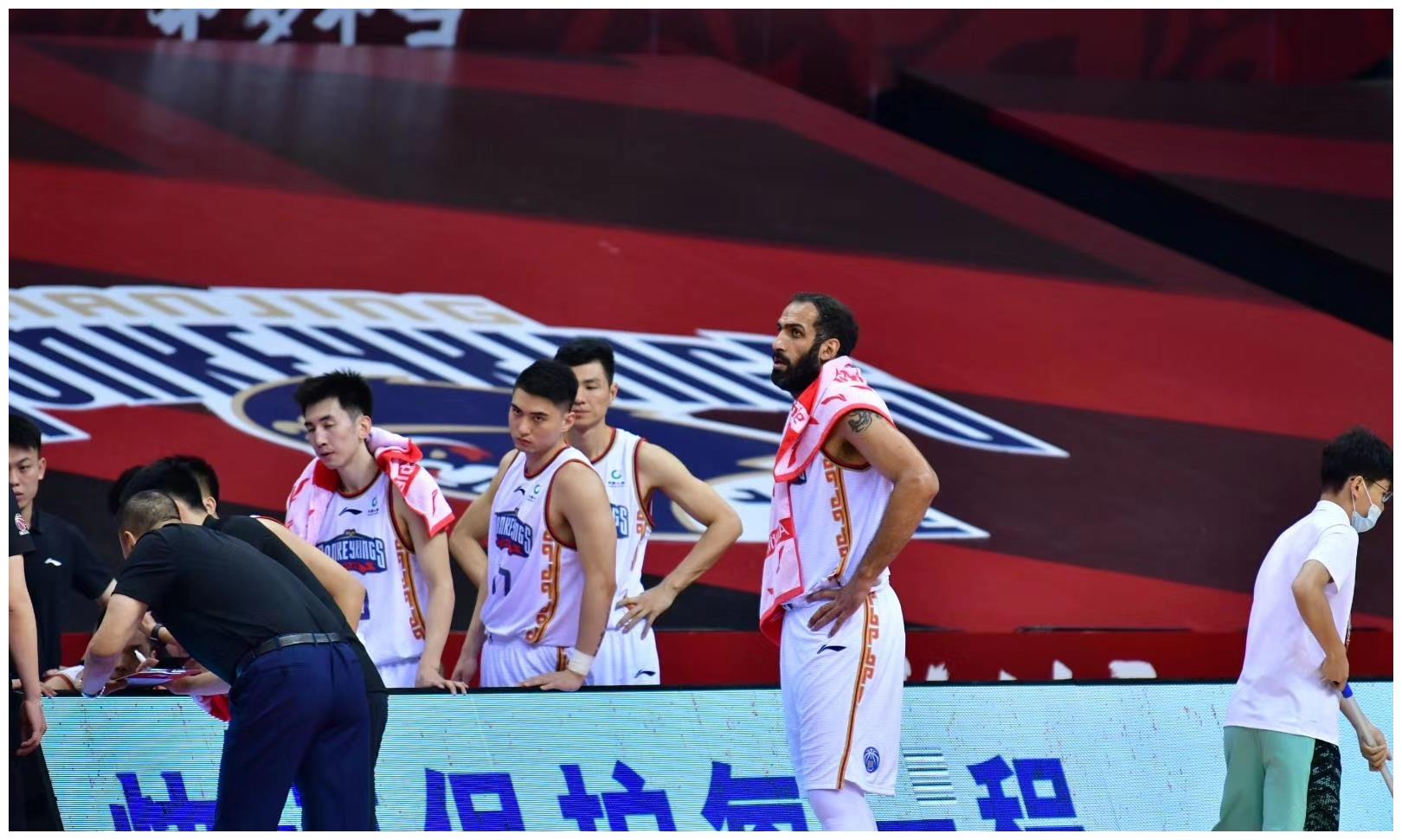 江苏男篮连败不止,季后赛希望渺茫 江苏男篮连败不止,季后赛希望渺茫