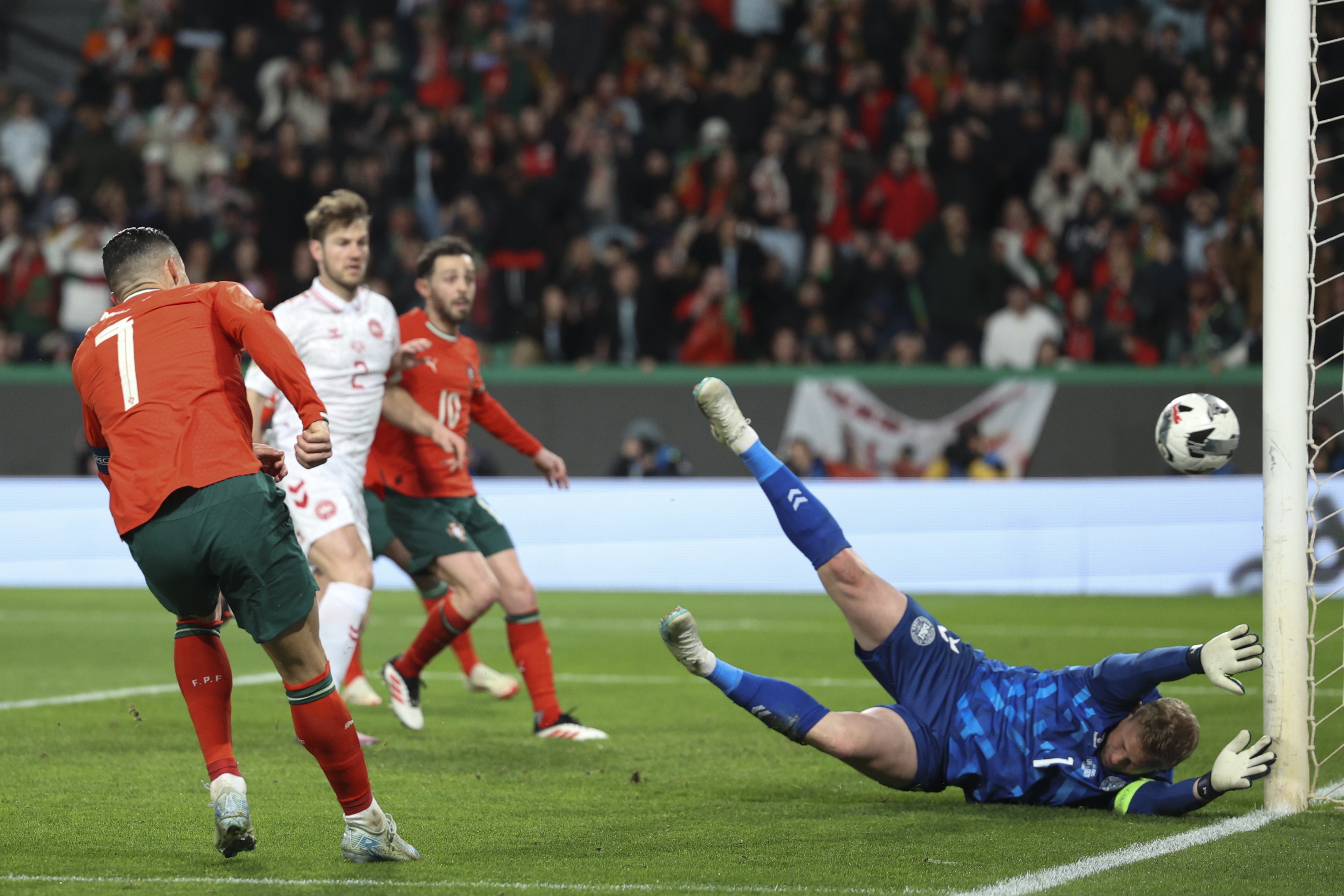 葡萄牙队以惊人的进球数战胜立陶宛队 葡萄牙队以惊人的进球数战胜立陶宛队