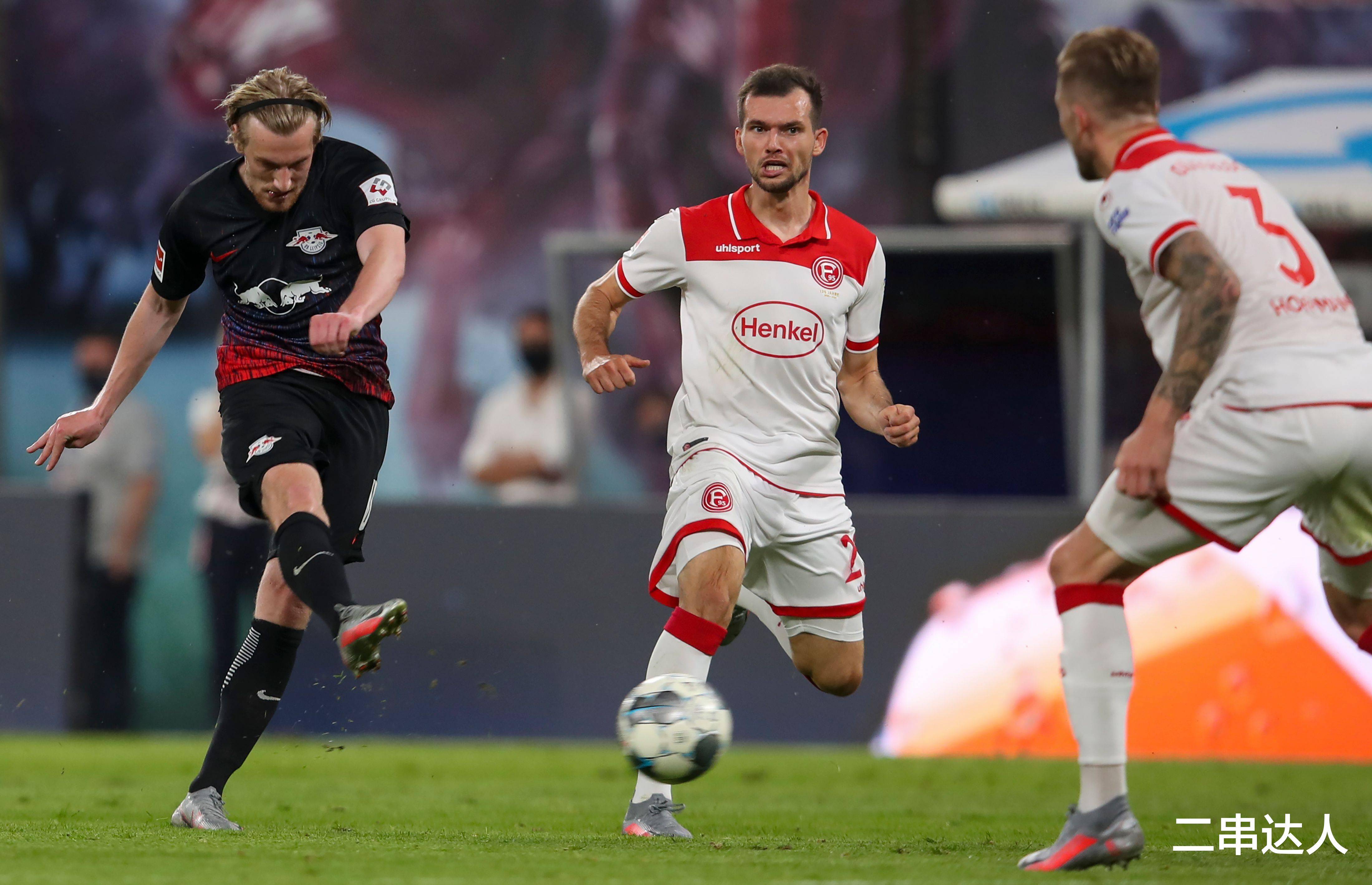 RB莱比锡球队表现出色,稳步向前推进 RB莱比锡球队表现出色,稳步向前推进