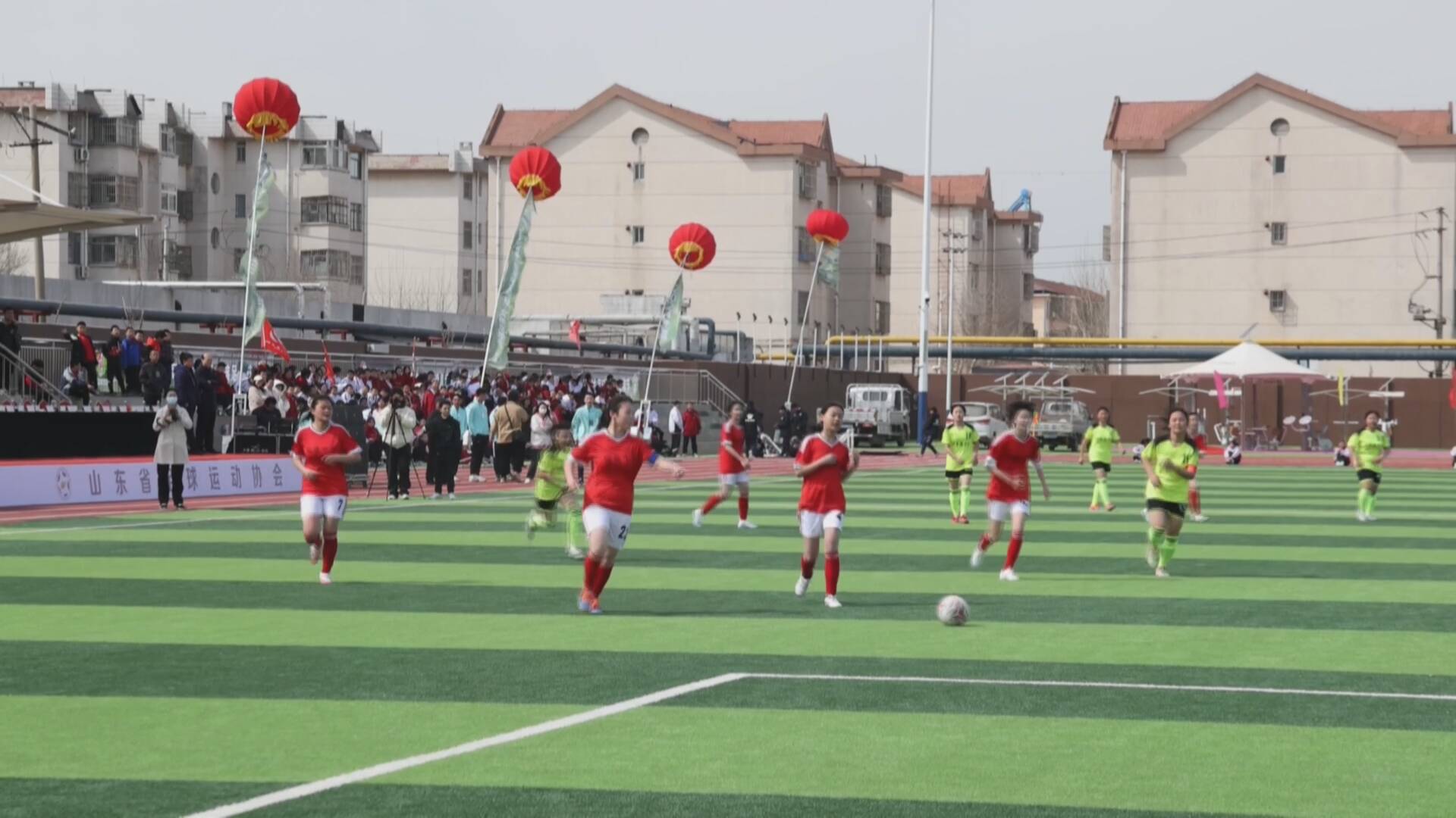 队伍之间交锋激烈,足球比赛场上绽放精彩的简单介绍 队伍之间交锋激烈,足球比赛场上绽放精彩的简单介绍