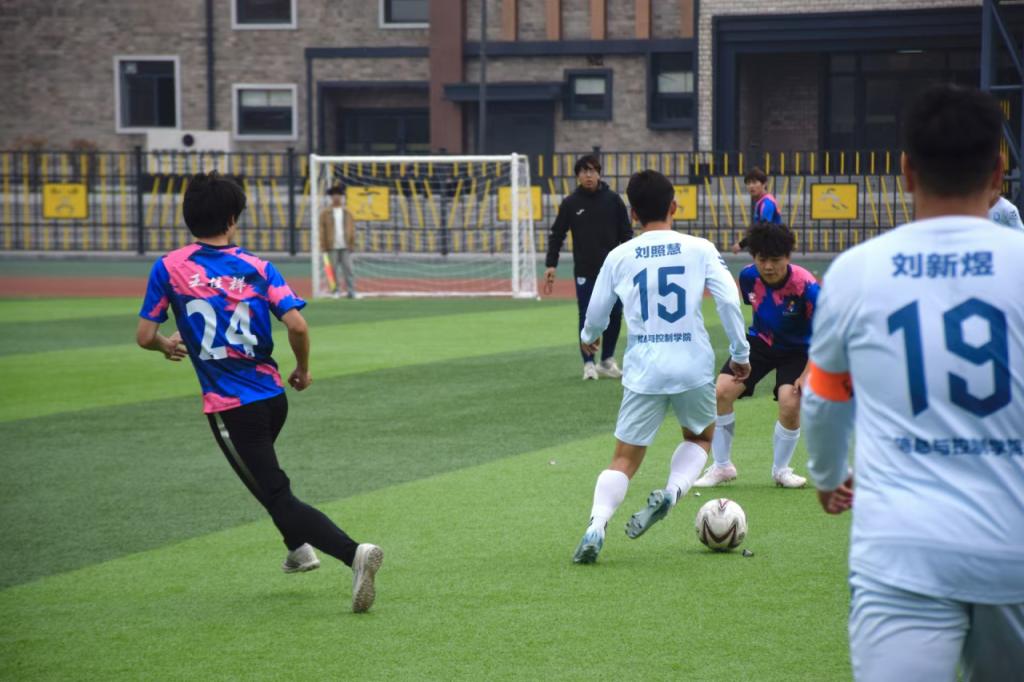 队伍之间交锋激烈,足球比赛场上绽放精彩的简单介绍 队伍之间交锋激烈,足球比赛场上绽放精彩的简单介绍