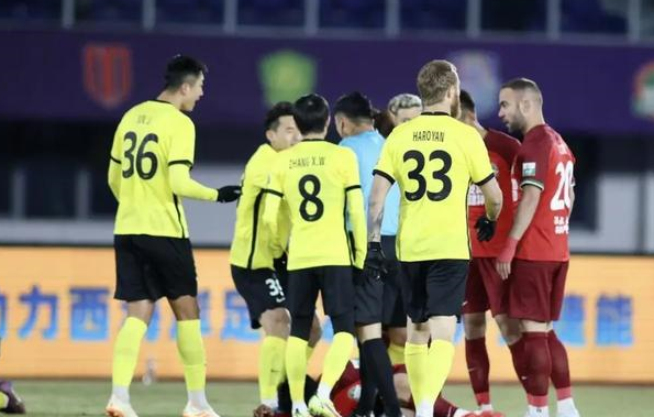 爆发激烈争执,裁判紧急干预平息场面 爆发激烈争执,裁判紧急干预平息场面