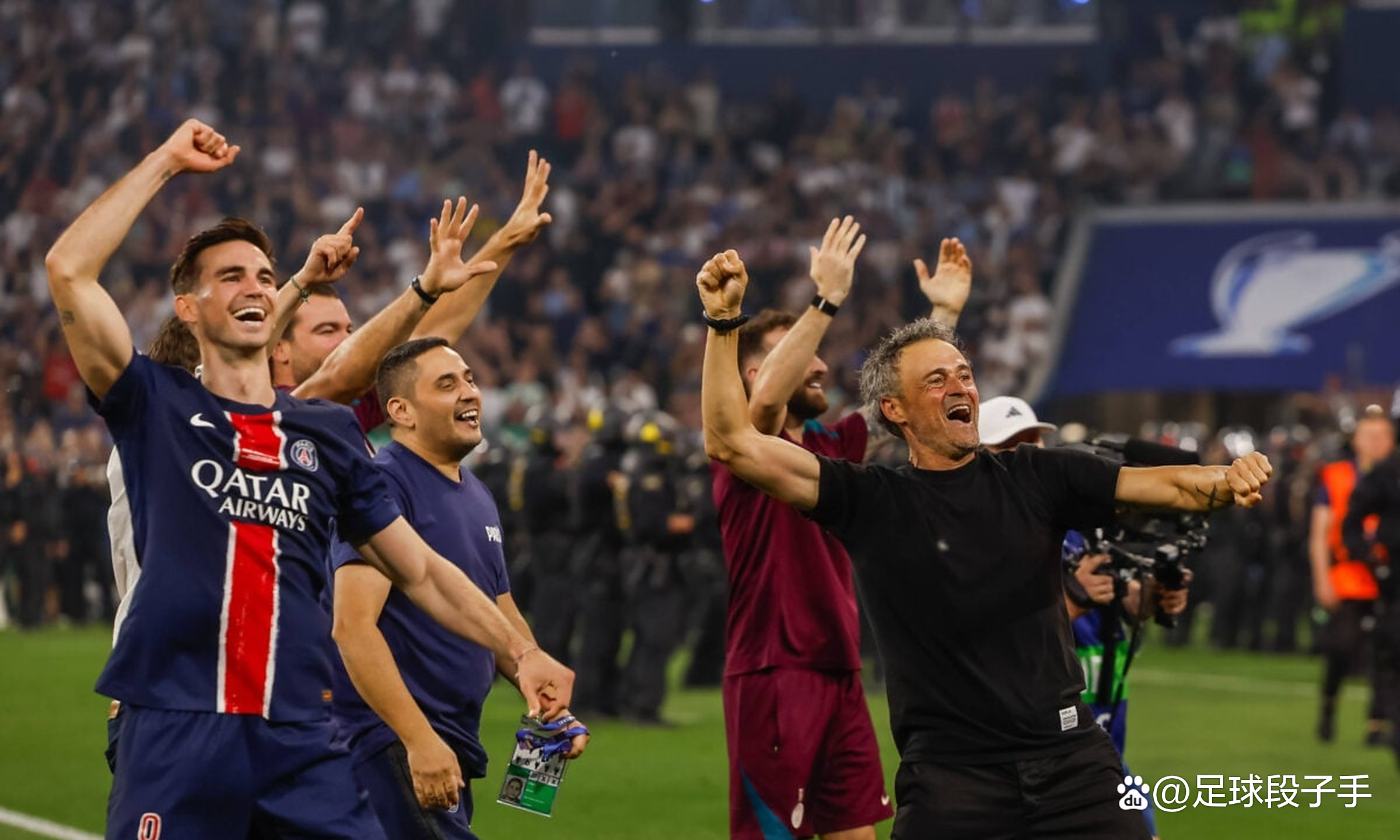 巴黎圣日耳曼俱乐部士气高昂备战 巴黎圣日耳曼俱乐部士气高昂备战