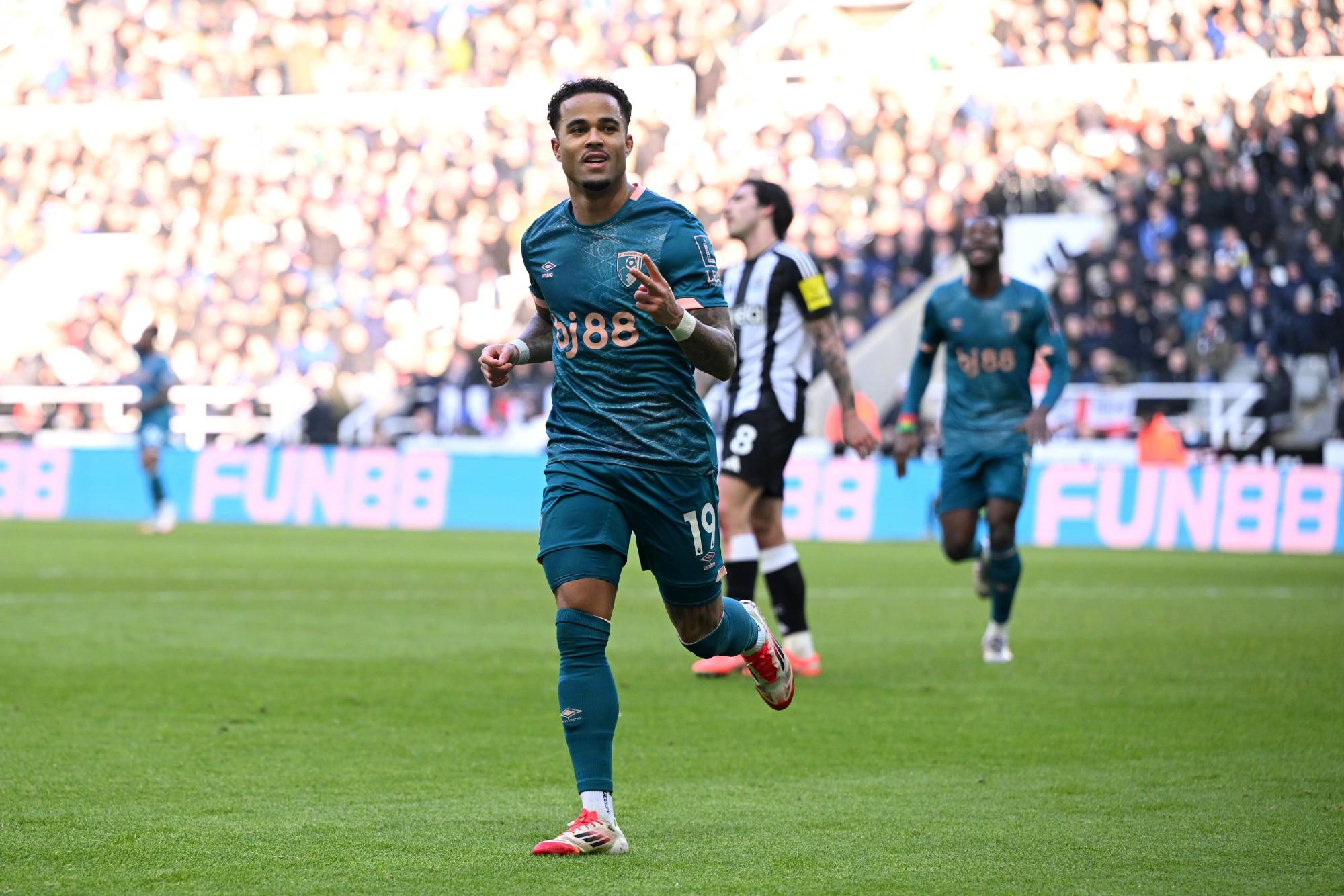 伯恩茅斯队员发挥稳定,赢得关键比赛 伯恩茅斯队员发挥稳定,赢得关键比赛