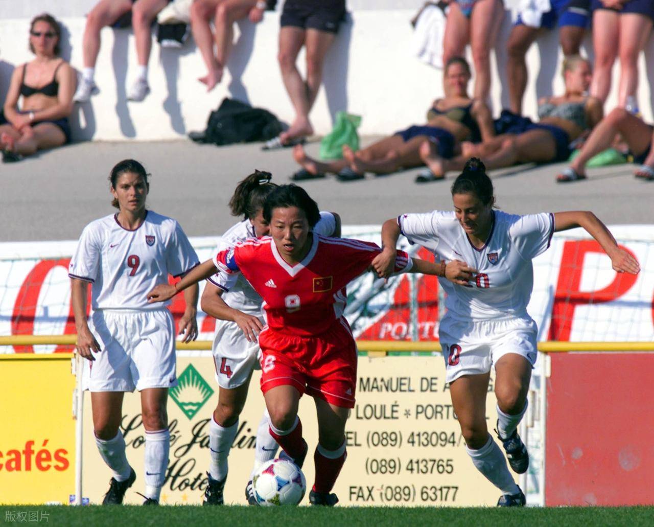 英格兰女足在激烈比拼中斩获荣誉 英格兰女足在激烈比拼中斩获荣誉