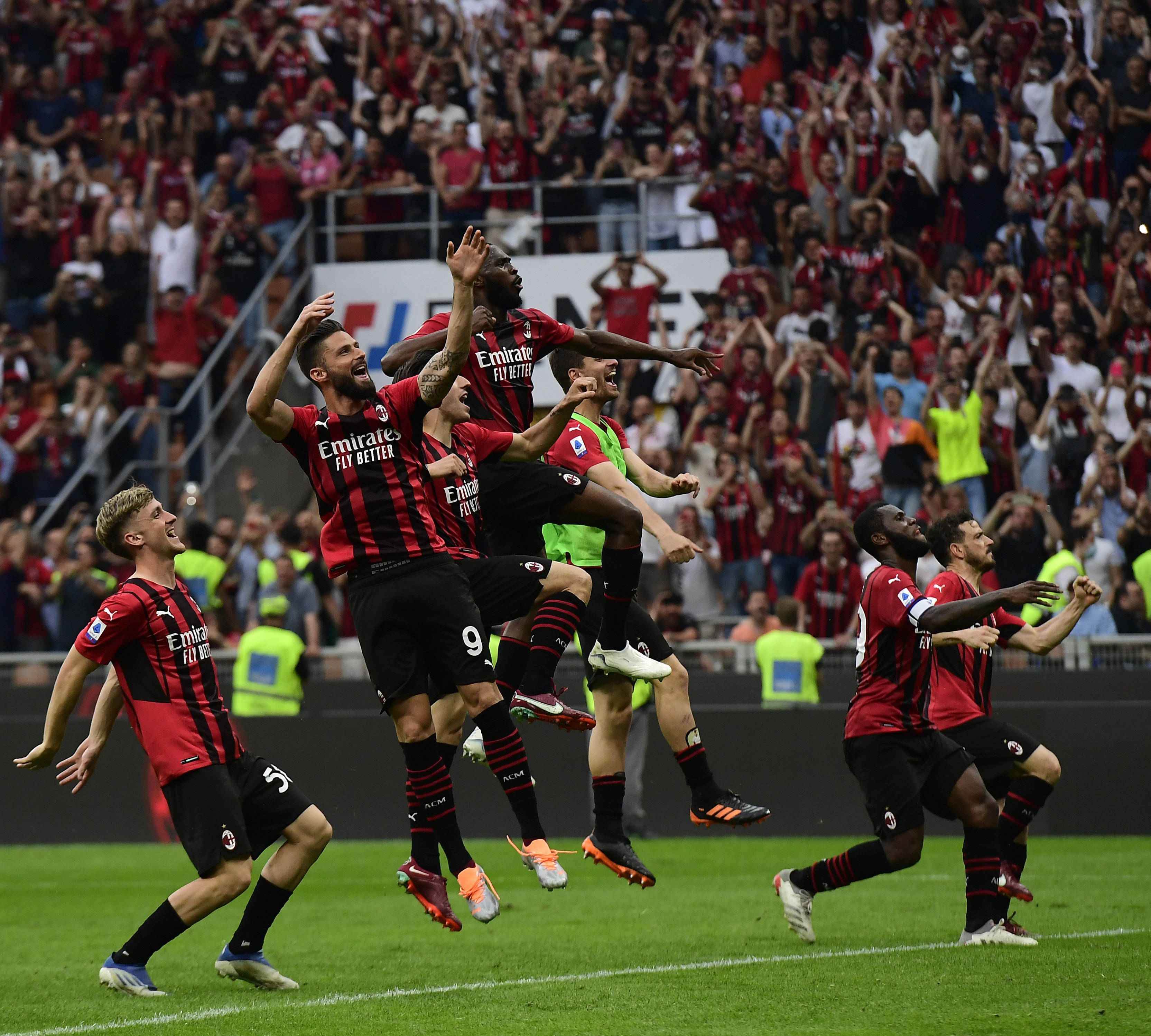 包含尤文图斯客场对阵AC米兰：意甲劲旅对决的词条