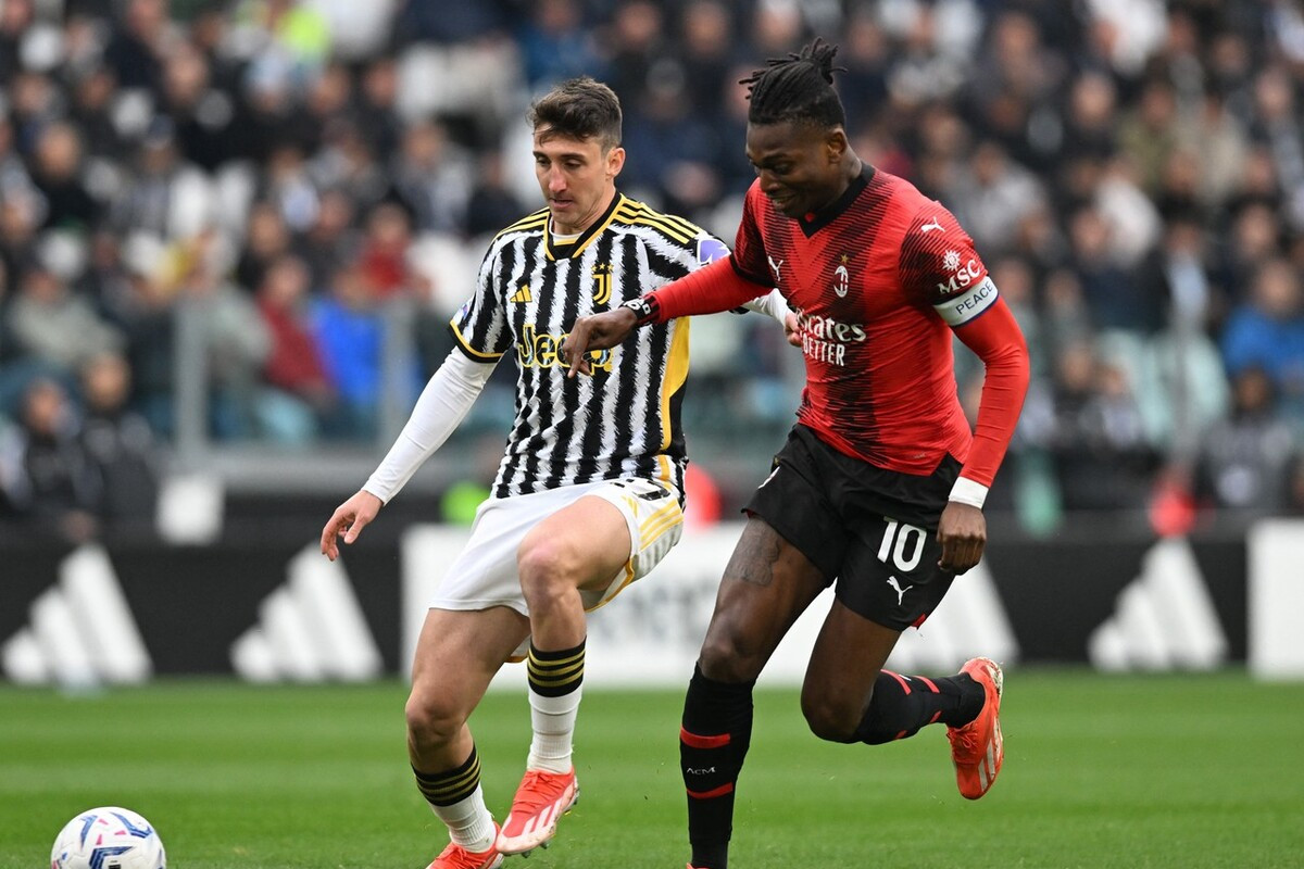 包含尤文图斯客场对阵AC米兰：意甲劲旅对决的词条