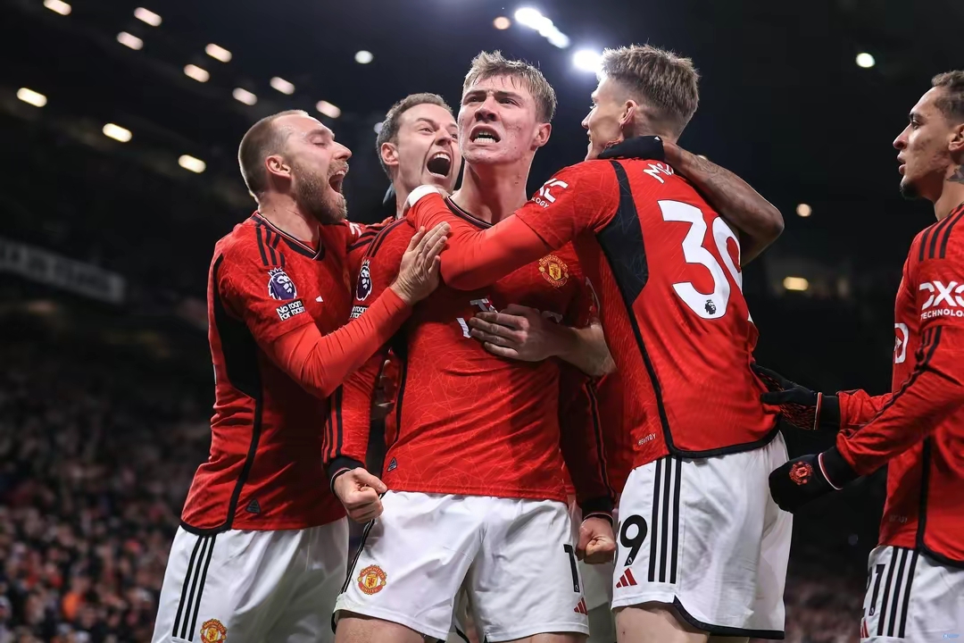 曼联战术调整带来新气象，球队士气大涨