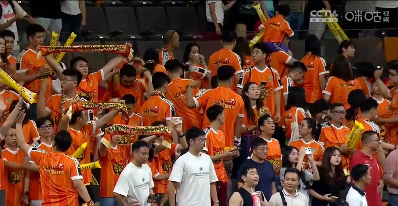 各地球队齐聚比赛场地,为荣誉争斗 各地球队齐聚比赛场地,为荣誉争斗