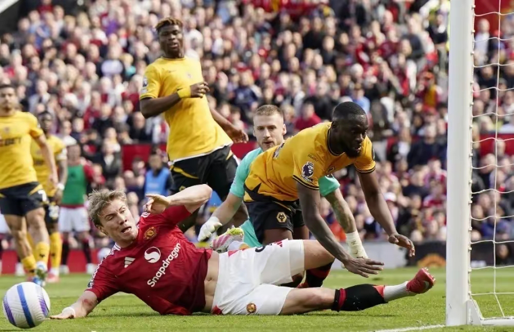 包含曼联客场憾平西汉姆联，遭遇积分榜滑坡困境的词条