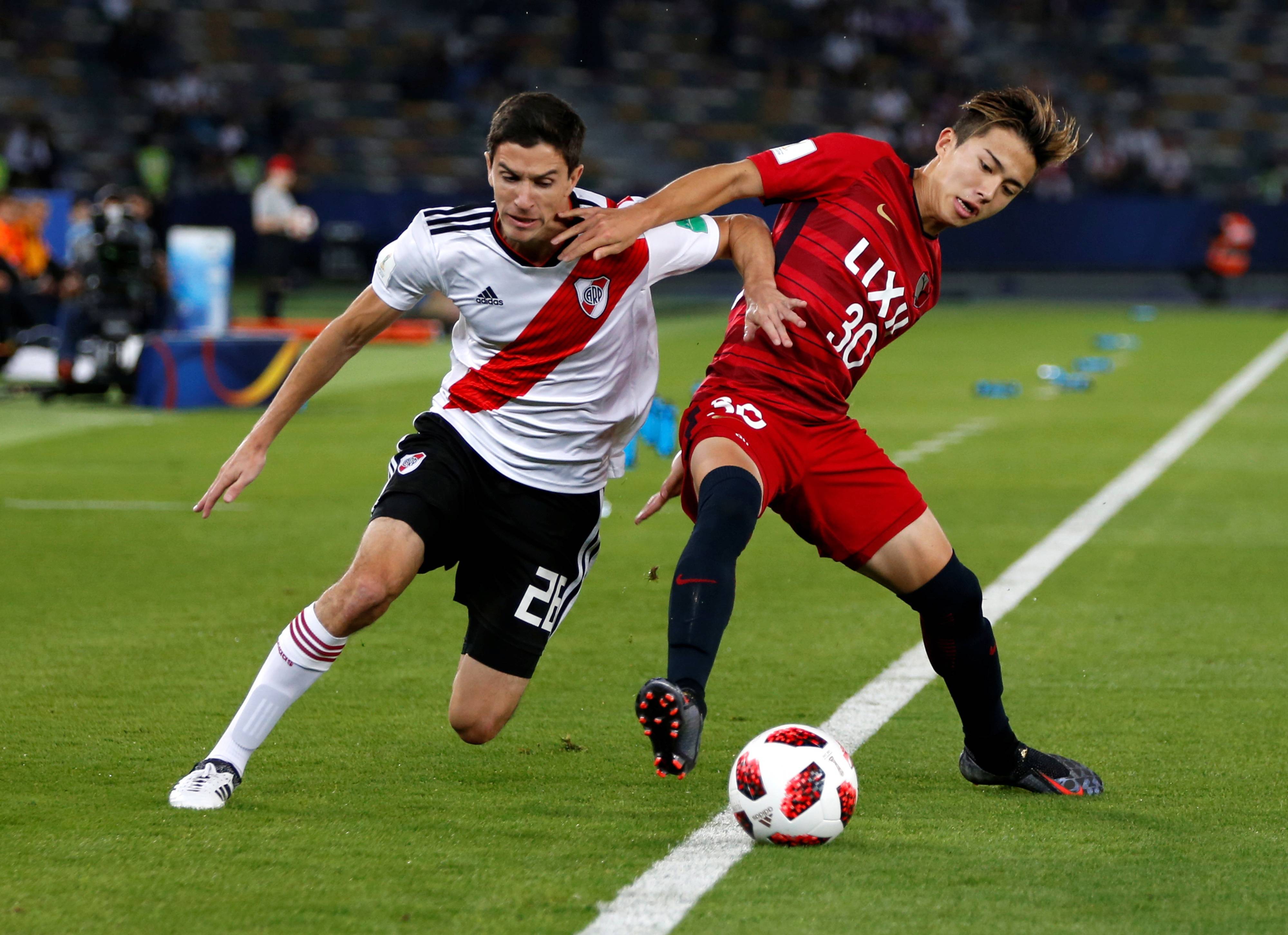 比赛中现诡异一幕,球员面对不同对手 比赛中现诡异一幕,球员面对不同对手