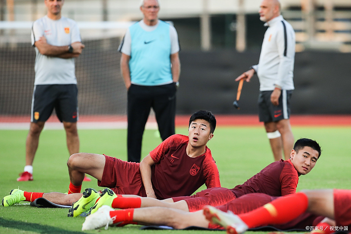 比赛中球队积极拼搏,全力争夺实力胜利 比赛中球队积极拼搏,全力争夺实力胜利