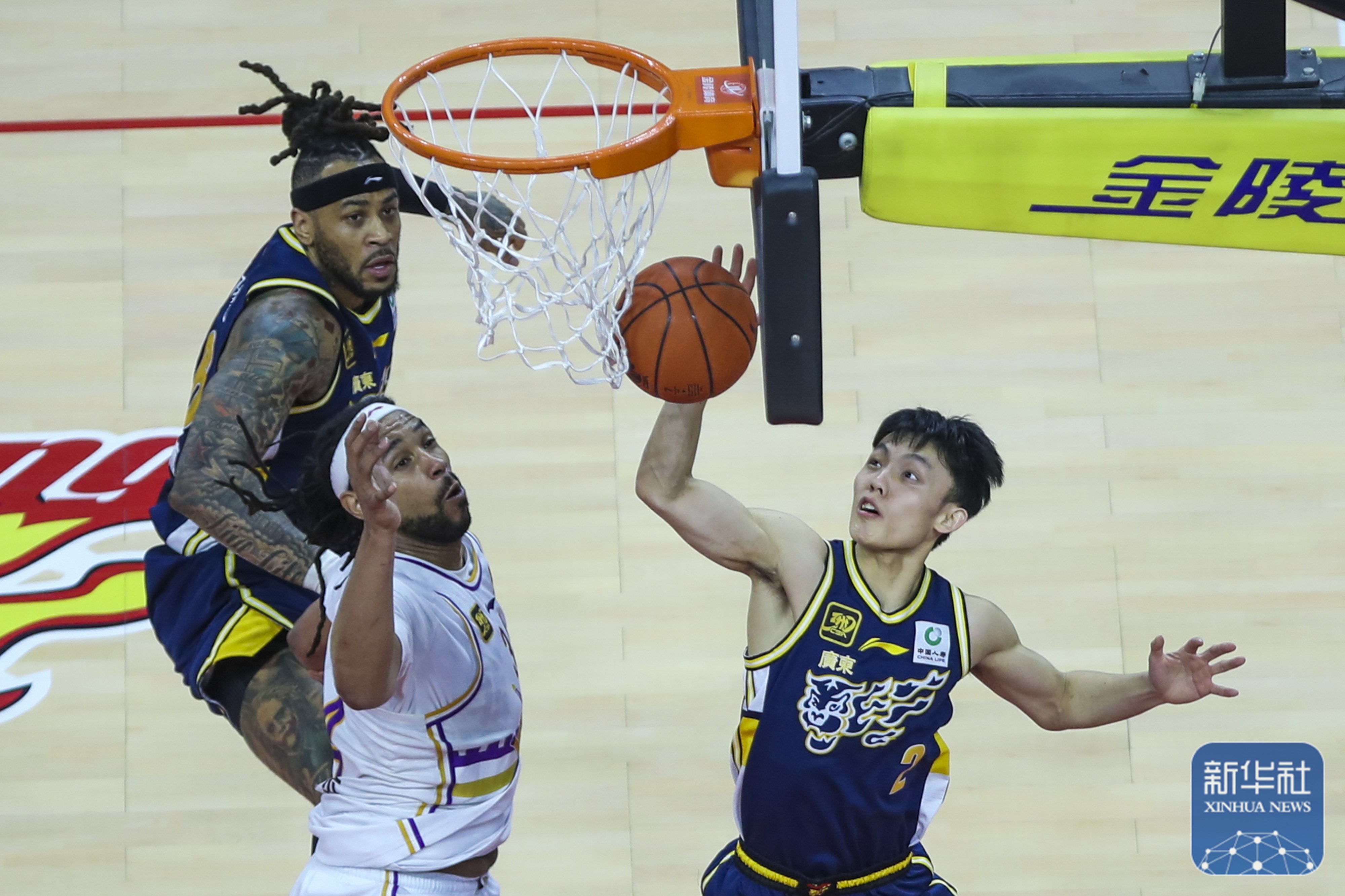 比赛中球队积极拼搏,全力争夺实力胜利 比赛中球队积极拼搏,全力争夺实力胜利