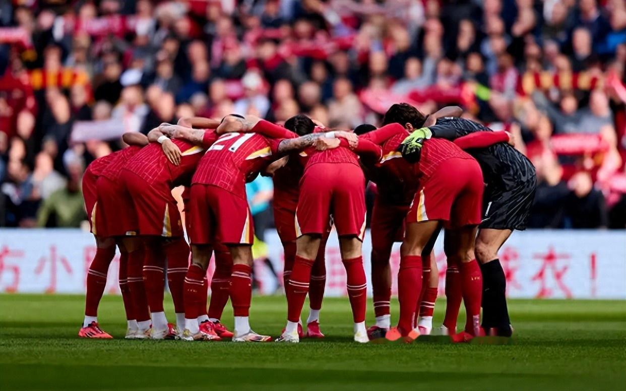 球场上演激烈厮杀,团队拼搏拼尽全力 球场上演激烈厮杀,团队拼搏拼尽全力