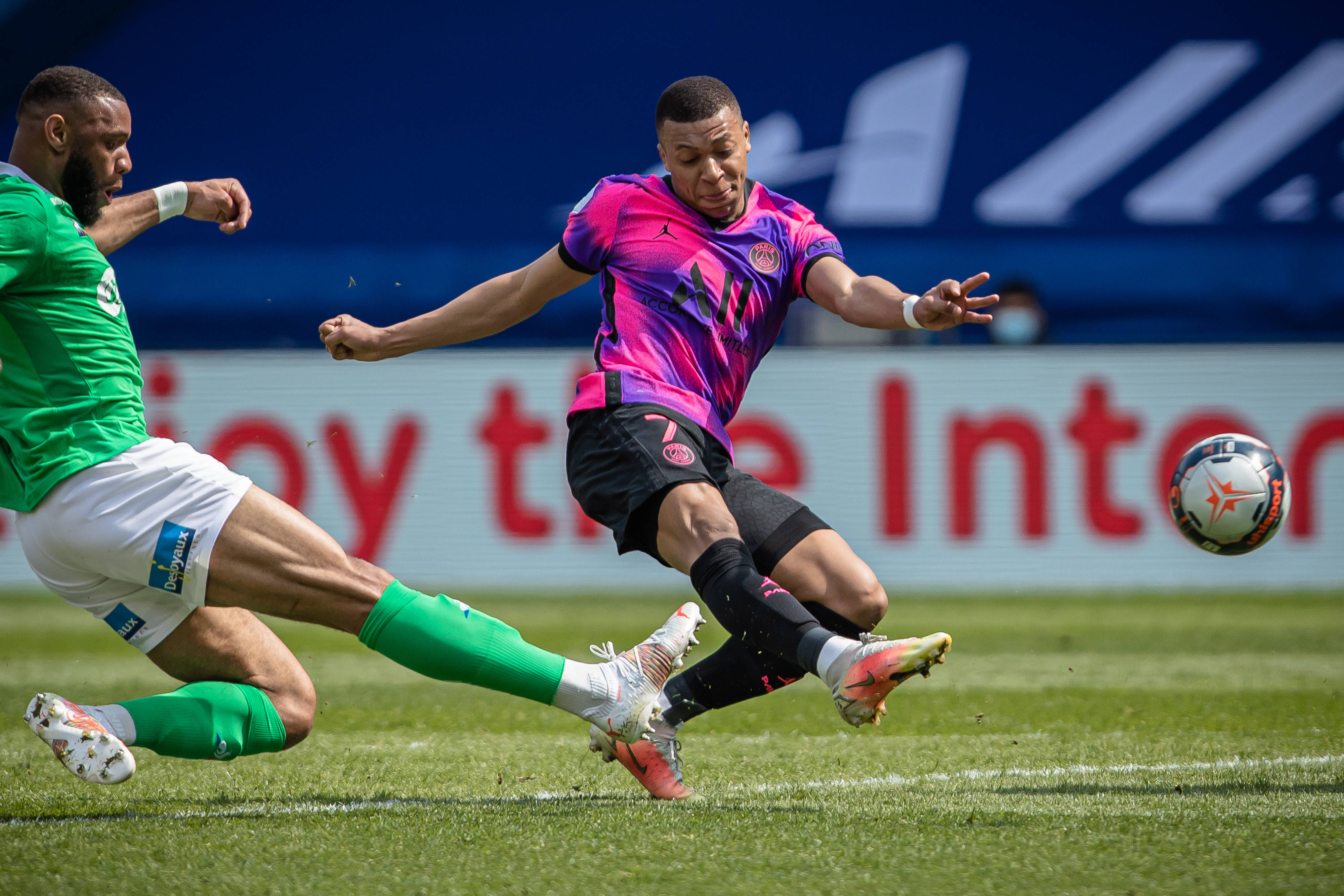 圣埃蒂安队在法国顶级足球联赛中实现胜利 圣埃蒂安队在法国顶级足球联赛中实现胜利