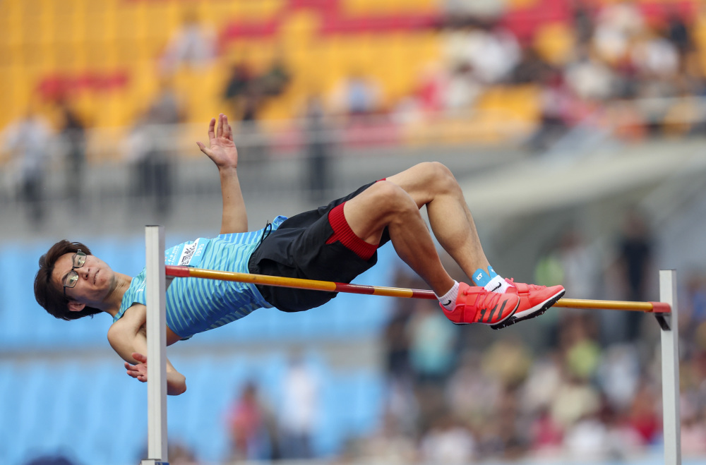 跳高比赛惊险连连!卡塔尔选手高出头! 跳高比赛惊险连连!卡塔尔选手高出头!