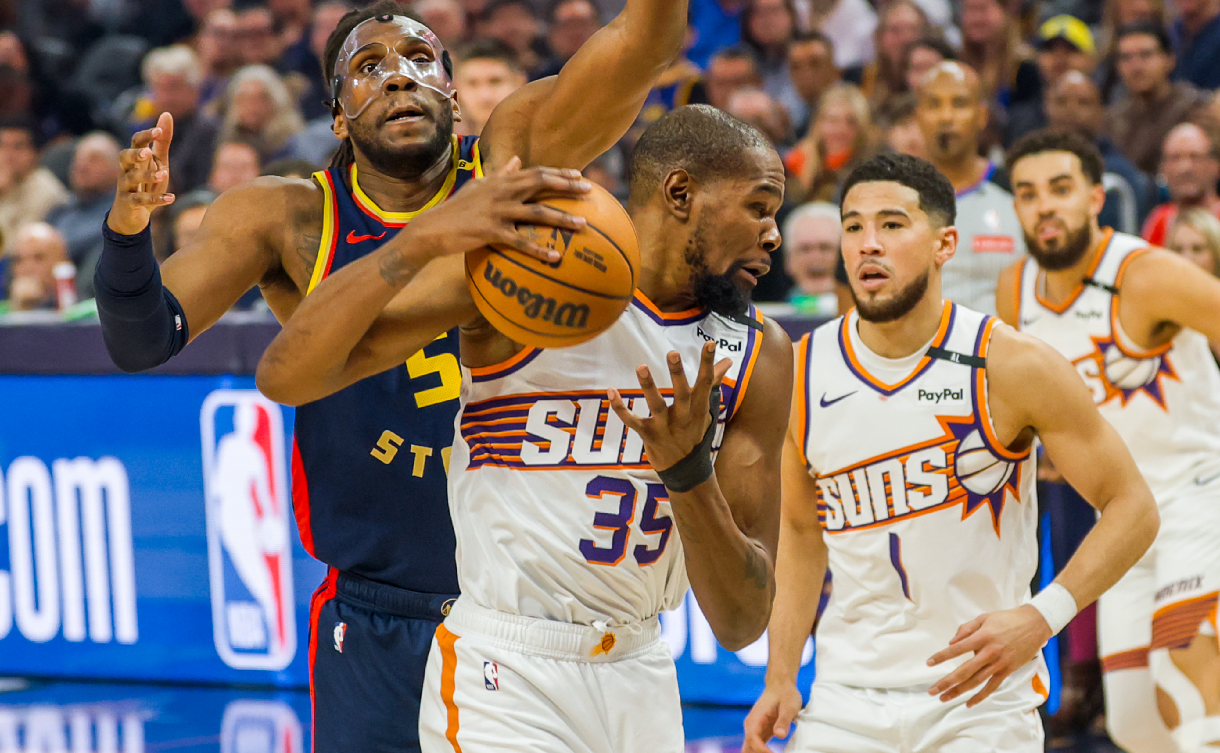 紧张对决!球队战斗力角逐胜负 紧张对决!球队战斗力角逐胜负