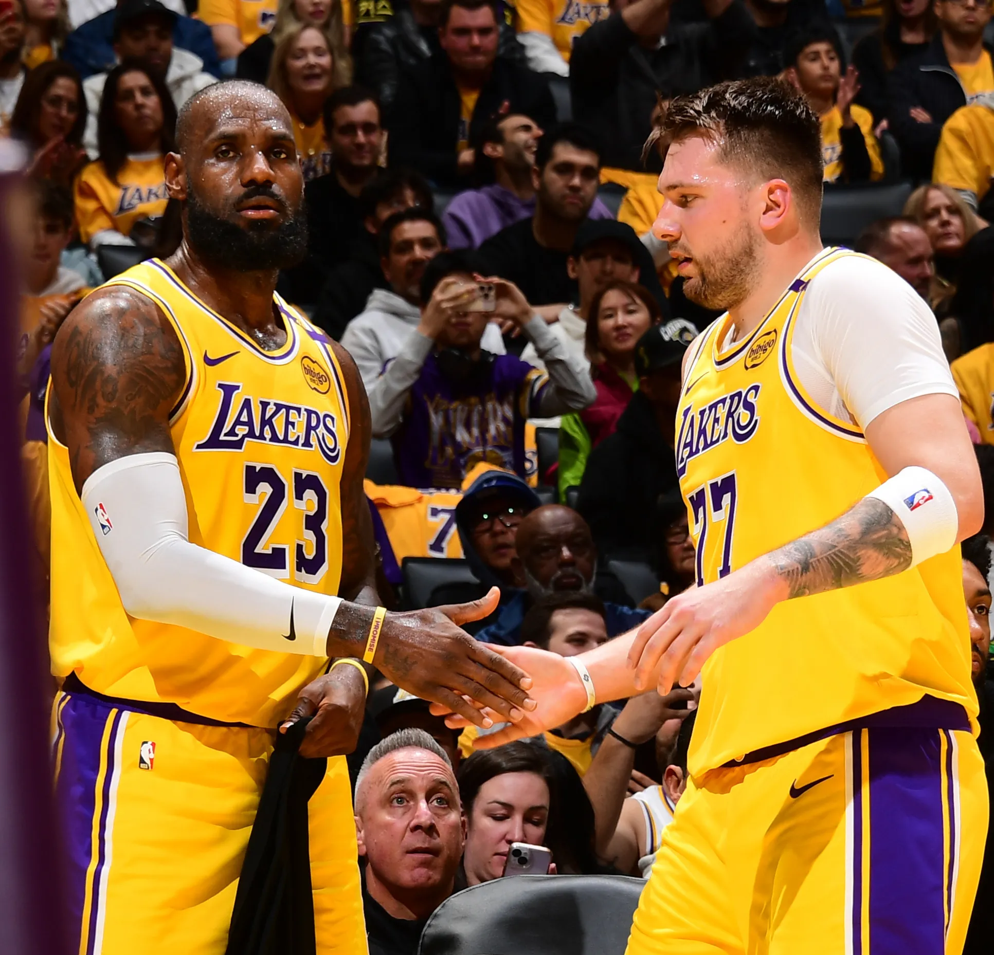 一场场激烈对决,优秀球员耀眼表现抢眼 一场场激烈对决,优秀球员耀眼表现抢眼