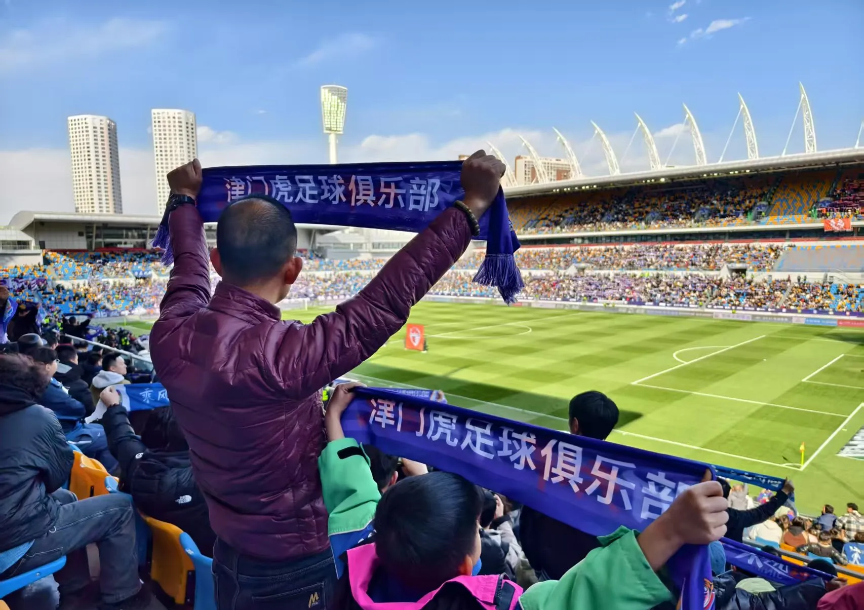 足球比赛惊险连连,双方你追我赶 足球比赛惊险连连,双方你追我赶