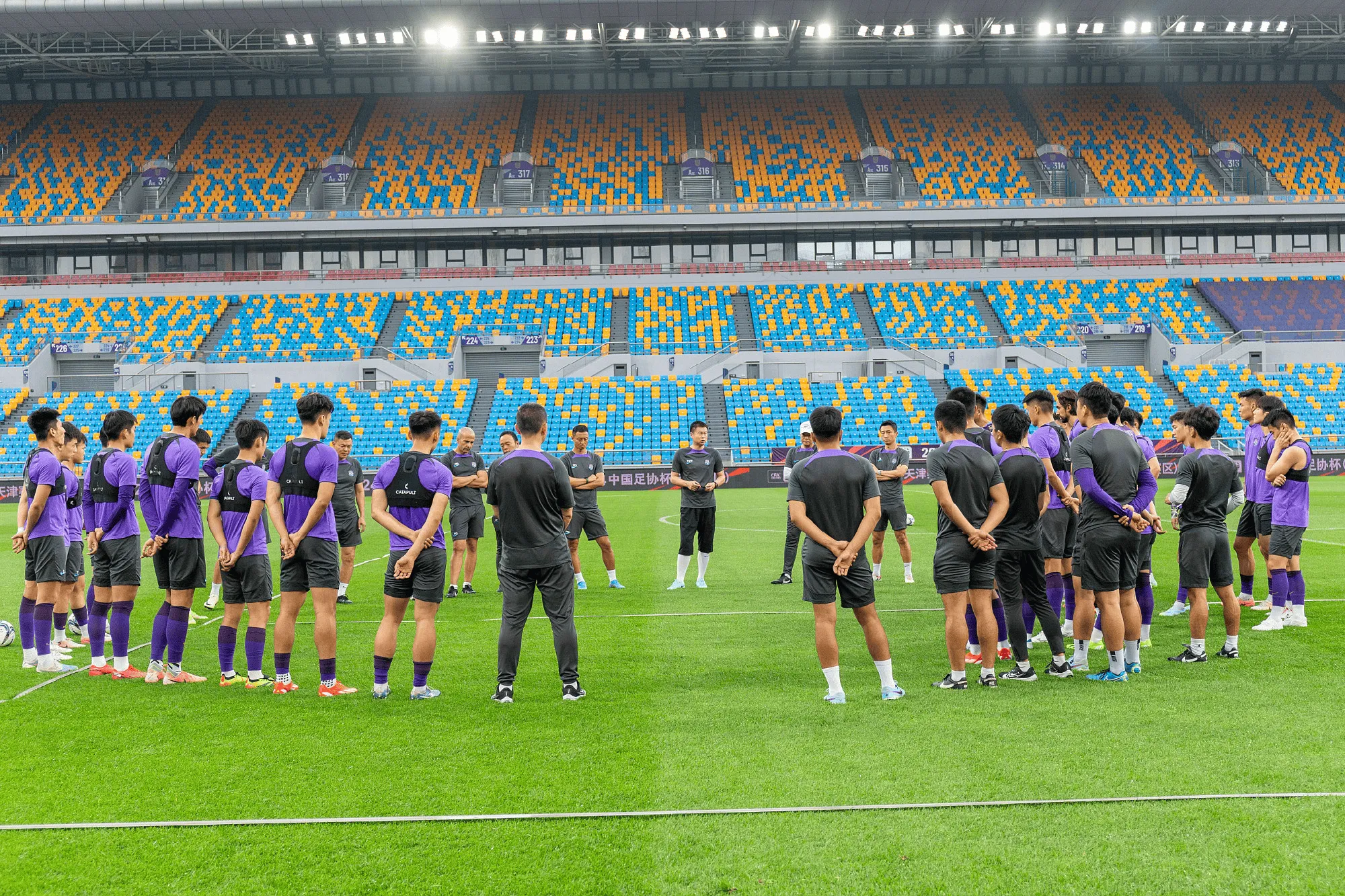 足球决战时刻,球队实力集结备战奋力拼争 足球决战时刻,球队实力集结备战奋力拼争