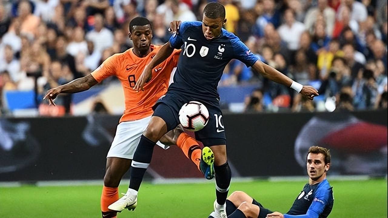 荷兰球员因足球踢飞漂浮球赛事落下悬念 荷兰球员因足球踢飞漂浮球赛事落下悬念