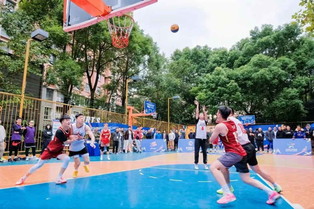 球场上的热血对决,谁能脱颖而出?的简单介绍 球场上的热血对决,谁能脱颖而出?的简单介绍