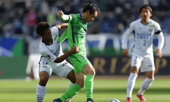 球场上风云突变,一触即发的激战 球场上风云突变,一触即发的激战