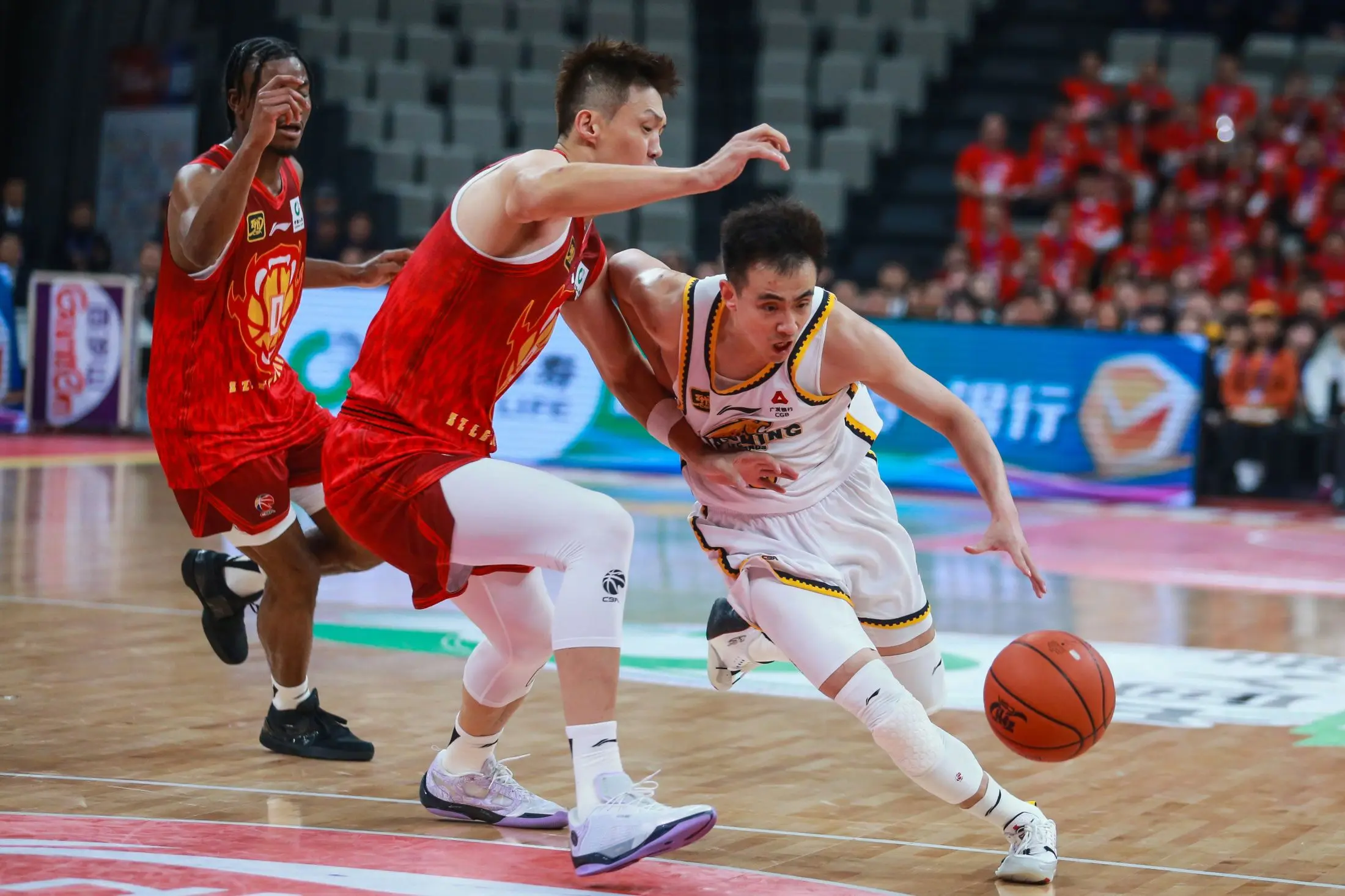 战胜劲敌的球队发挥出色在赛场获胜 战胜劲敌的球队发挥出色在赛场获胜