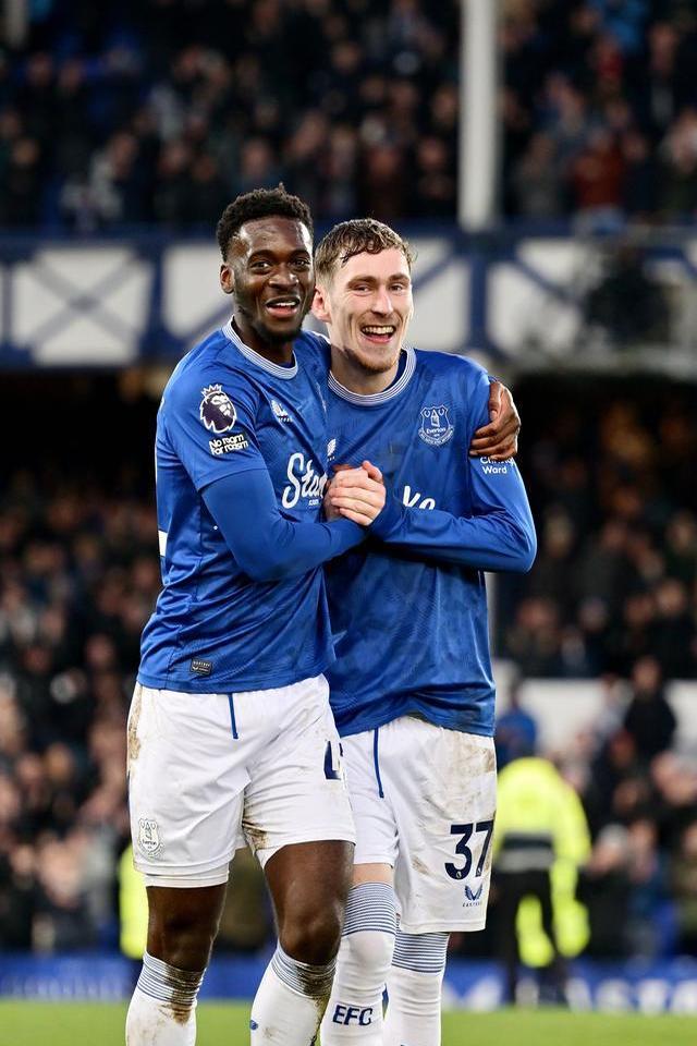 包含埃弗顿球员集体亮相,埋葬重兴争四希望的词条 包含埃弗顿球员集体亮相,埋葬重兴争四希望的词条