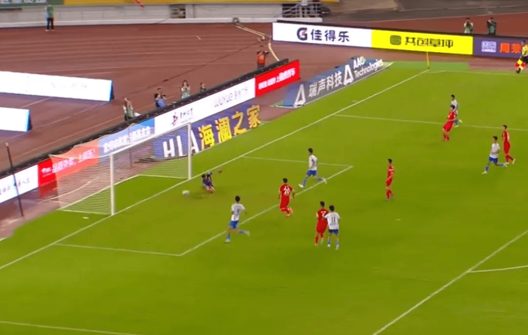 精彩比赛中球员拼尽全力,为胜利而战 精彩比赛中球员拼尽全力,为胜利而战