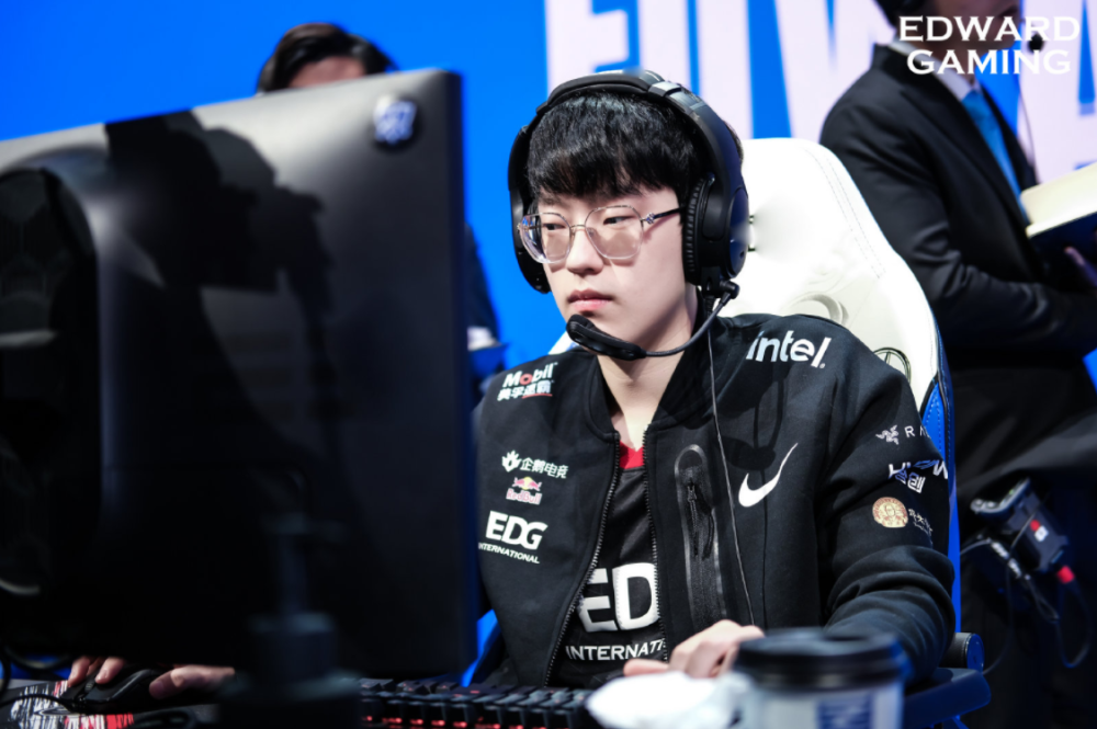 FPX绝杀SHR,Scout团战一打五鏖战多局小组赛,强势挺进下一轮 FPX绝杀SHR,Scout团战一打五鏖战多局小组赛,强势挺进下一轮