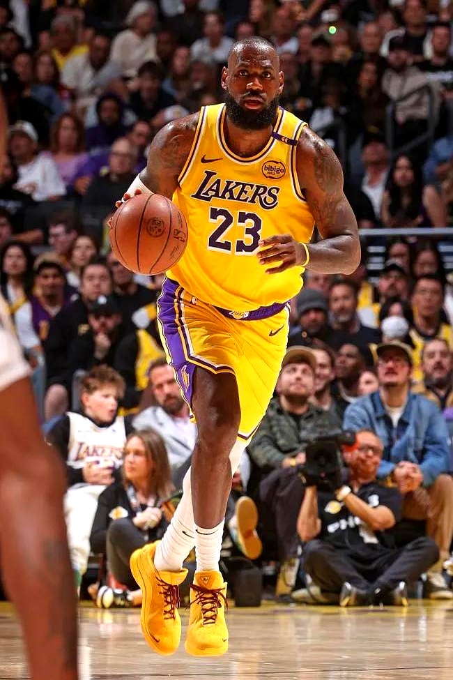 老鹰队双星发威,助球队击败湖人队 老鹰队双星发威,助球队击败湖人队