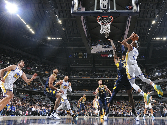 雄火队逆转战胜活塞队,两连胜跻身东部前列 雄火队逆转战胜活塞队,两连胜跻身东部前列