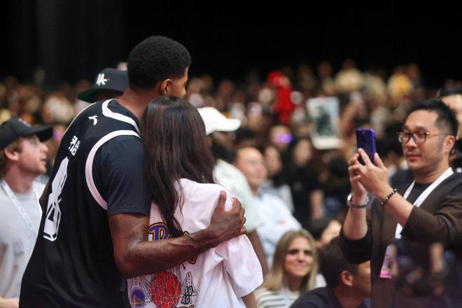 NBA明星球员携手出席慈善活动