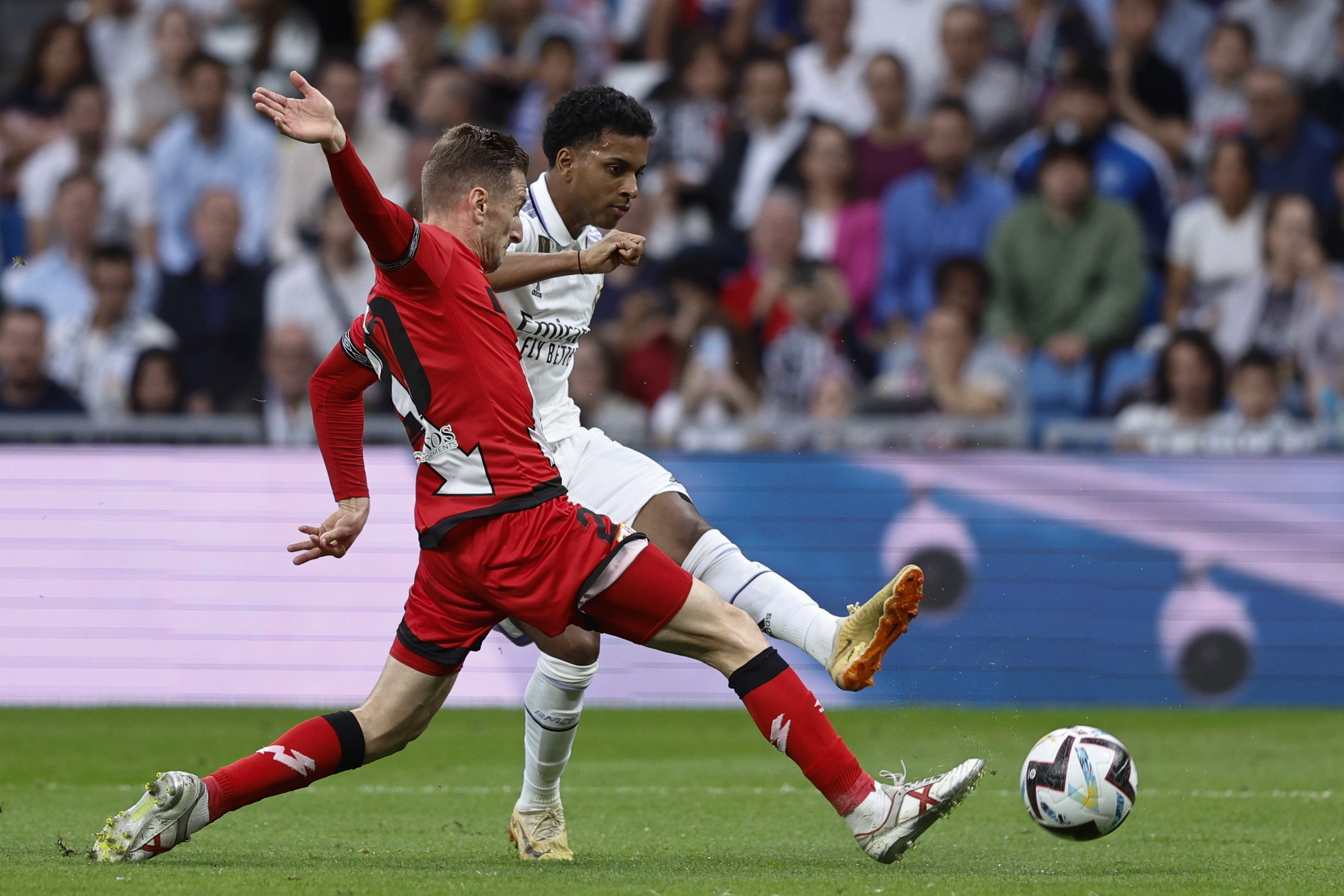 皇家马德里球员积极进攻取胜