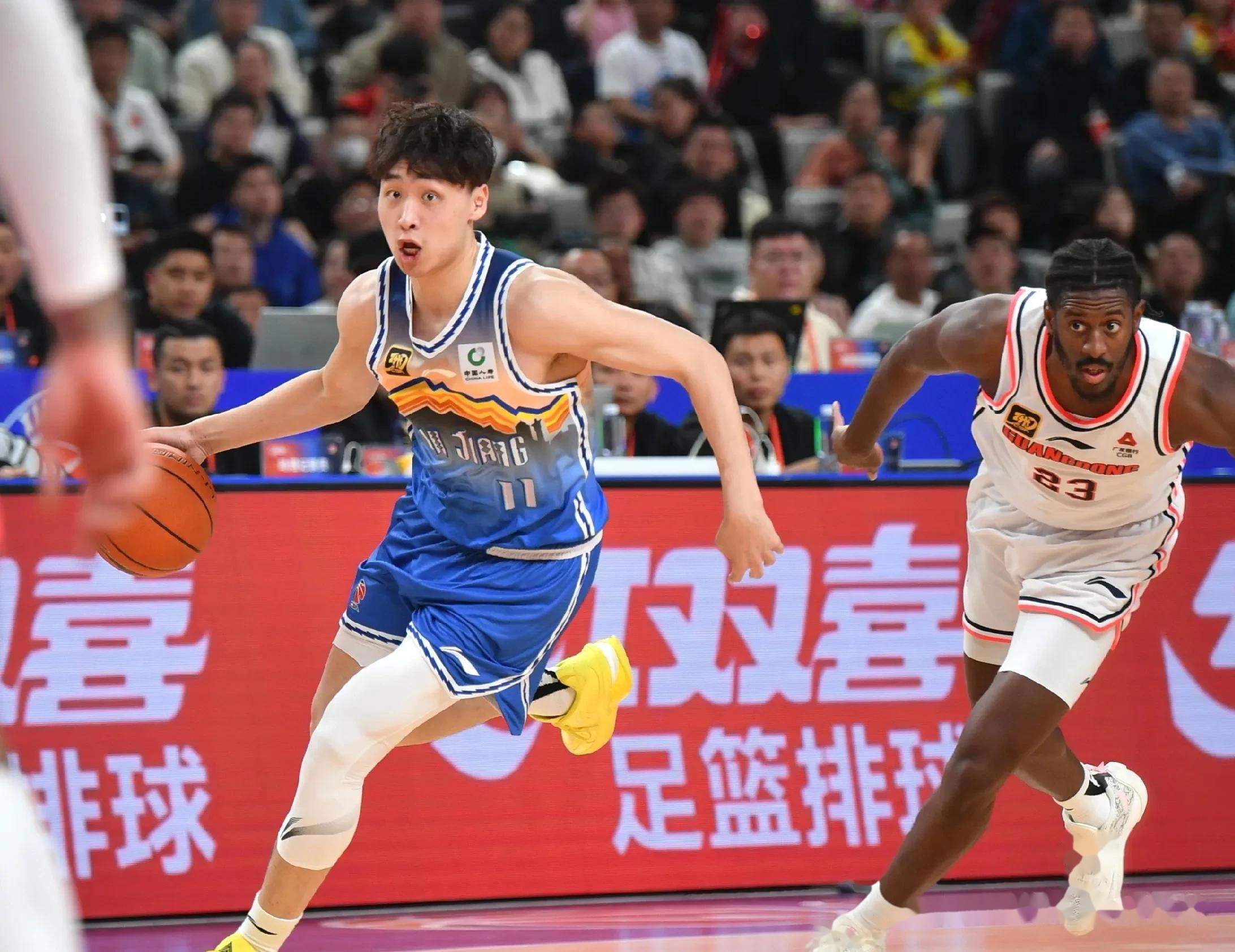 新疆队在最新一轮比赛中赢得胜利,状态火热 新疆队在最新一轮比赛中赢得胜利,状态火热