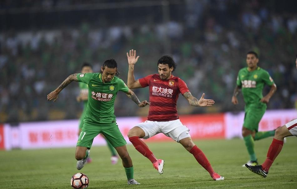 广州恒大迎战北京国安,激烈角逐 广州恒大迎战北京国安,激烈角逐