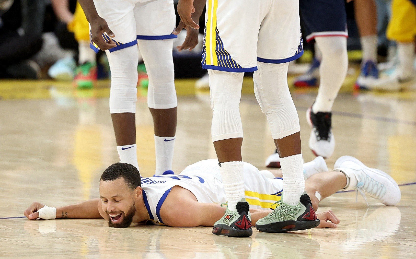 勇士不敌开拓者,库里受伤离场 勇士不敌开拓者,库里受伤离场